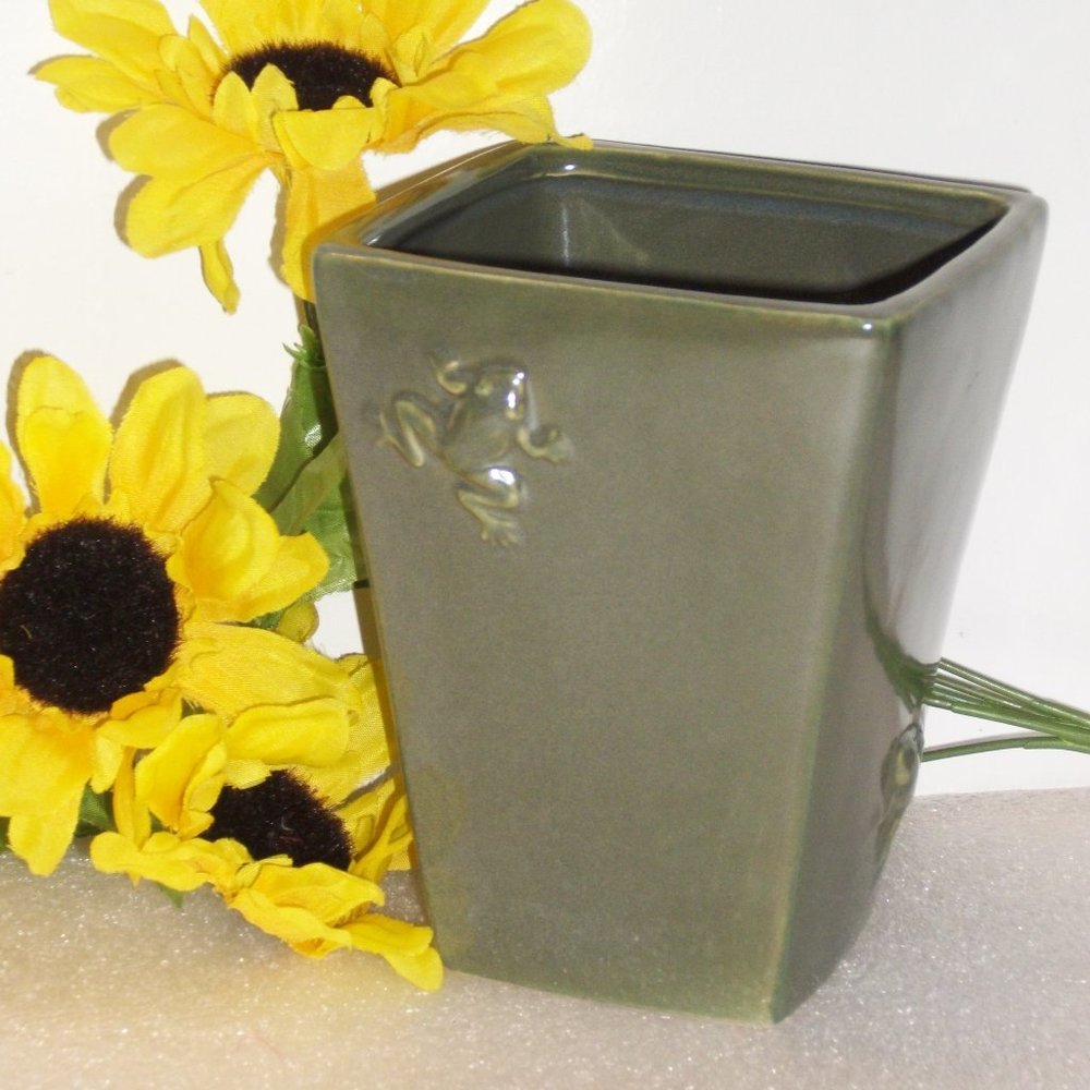 H T ARDINGER Green Frog Pottery Vase #C596GR NWT